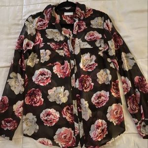 Really great button up blouse great for the office!